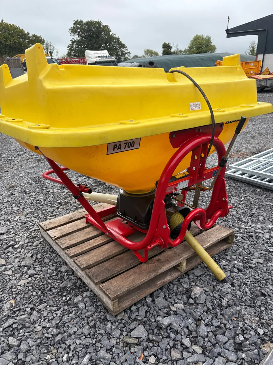 Abbey Wagtail  Fertiliser Spreader - Image 3