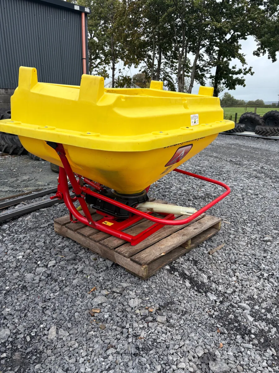 Abbey Wagtail  Fertiliser Spreader - Image 2