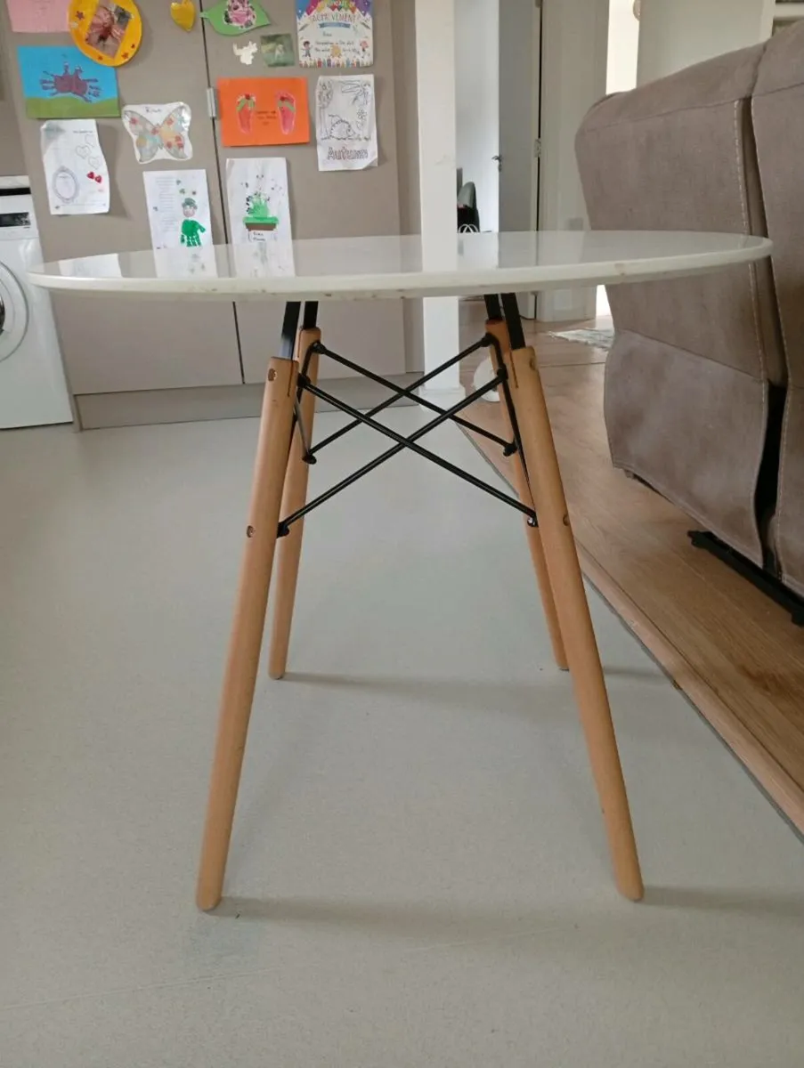 Round dining table - Image 1