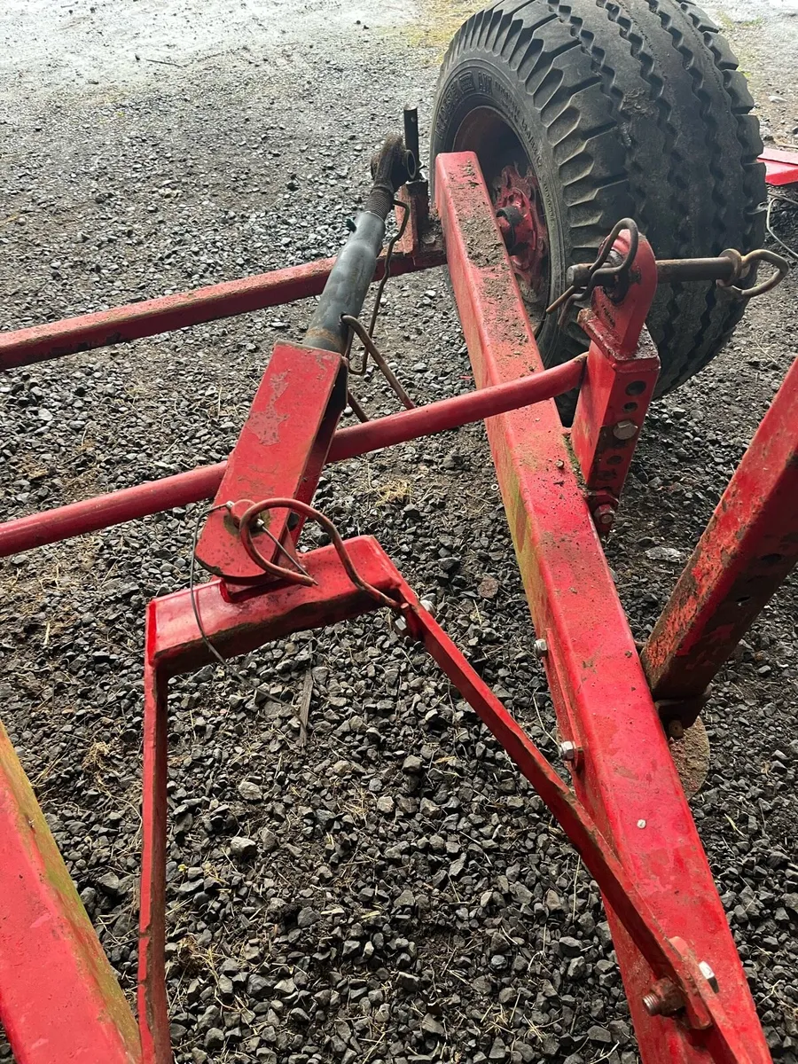 Fertiliser spreader - Image 1