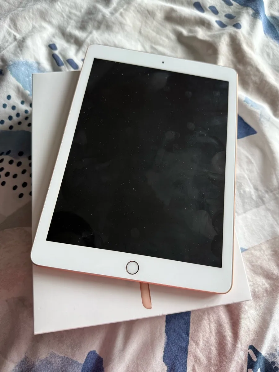 iPad and Pen - Image 3