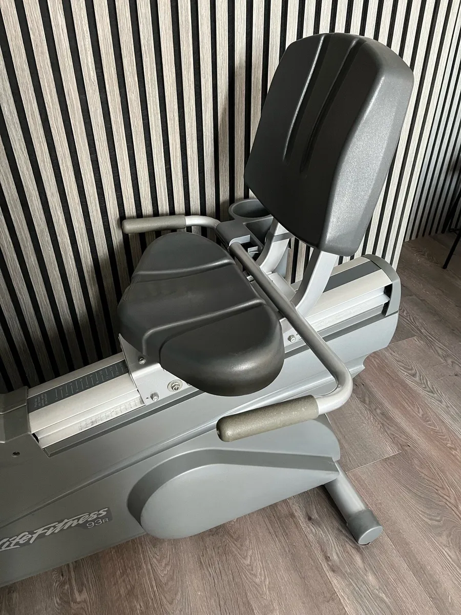 Exercise bike // life fitness // recumbent bike - Image 2
