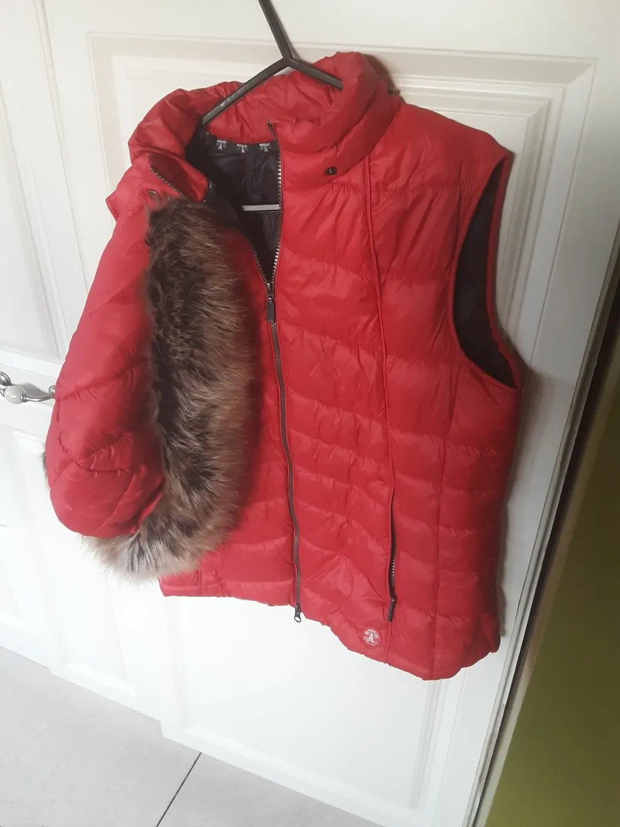 Ladies Barbour red sleeveless jacket with fur rimm - Image 2