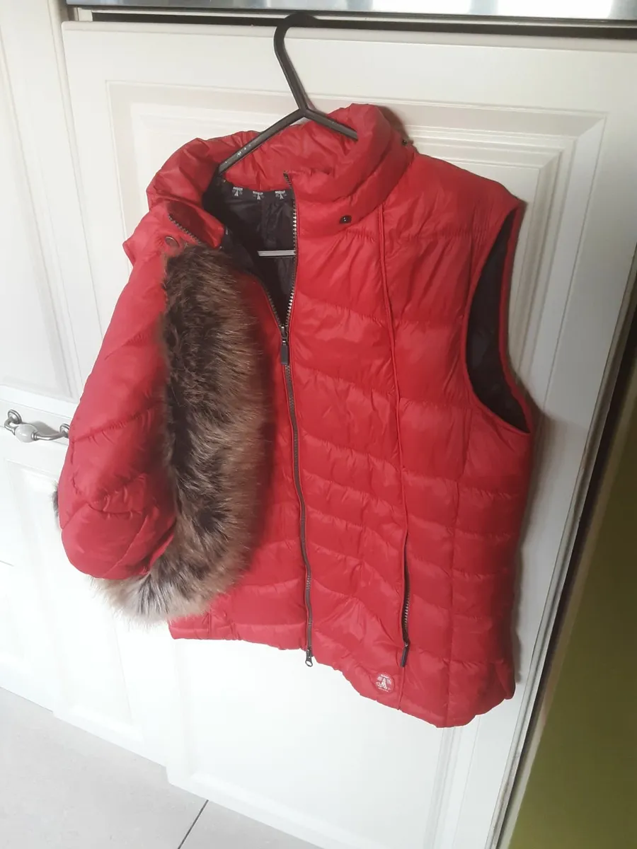 Ladies Barbour red sleeveless jacket with fur rimm - Image 3