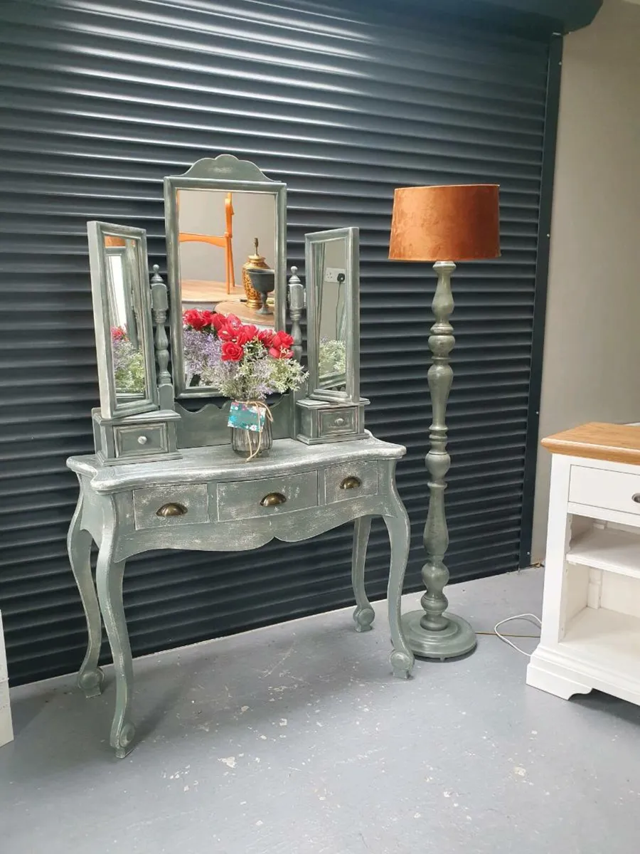 Dressing table - Image 1