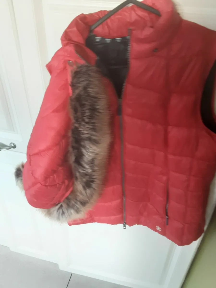 Ladies Barbour red sleeveless jacket with fur rimm - Image 4