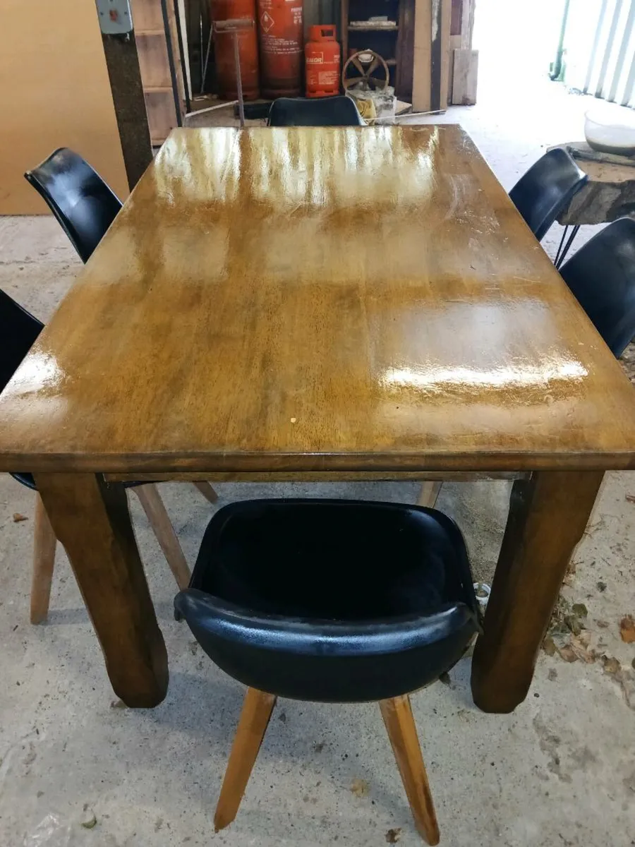 Table and chairs - Image 1