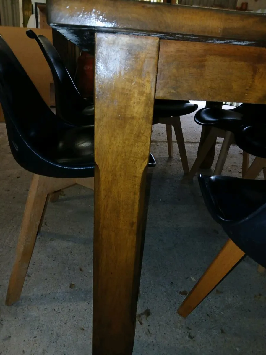 Table and chairs - Image 2