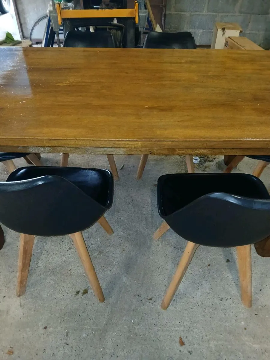 Table and chairs - Image 3