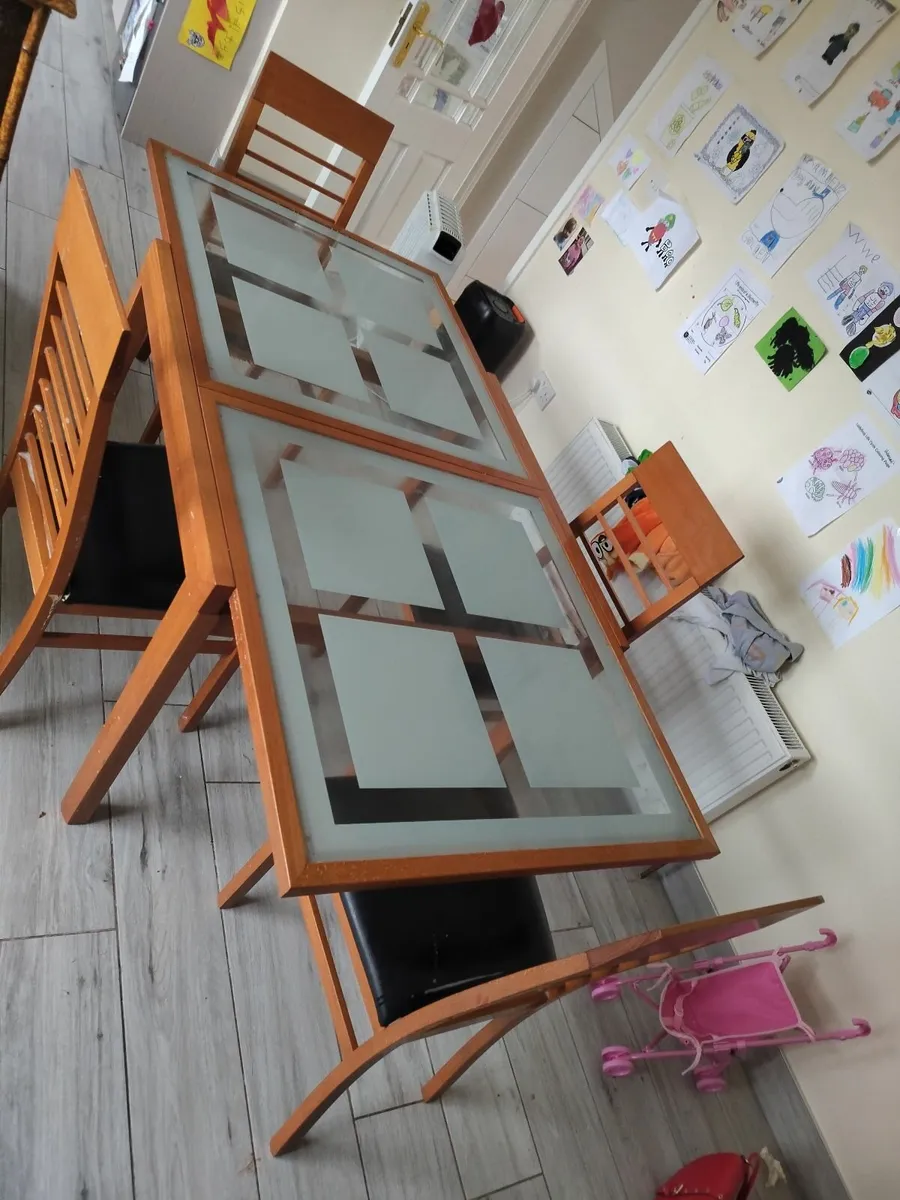Table and chairs - Image 1