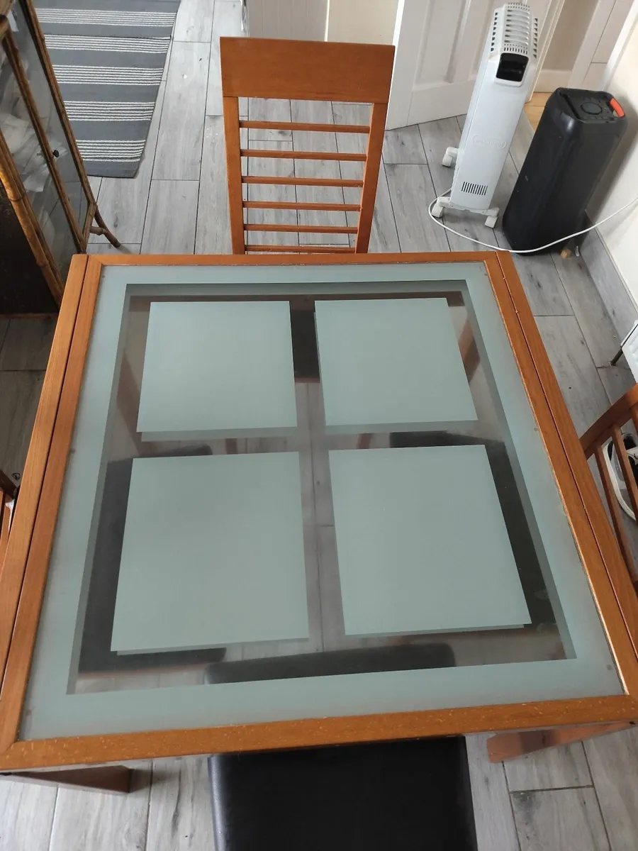 Table and chairs - Image 2