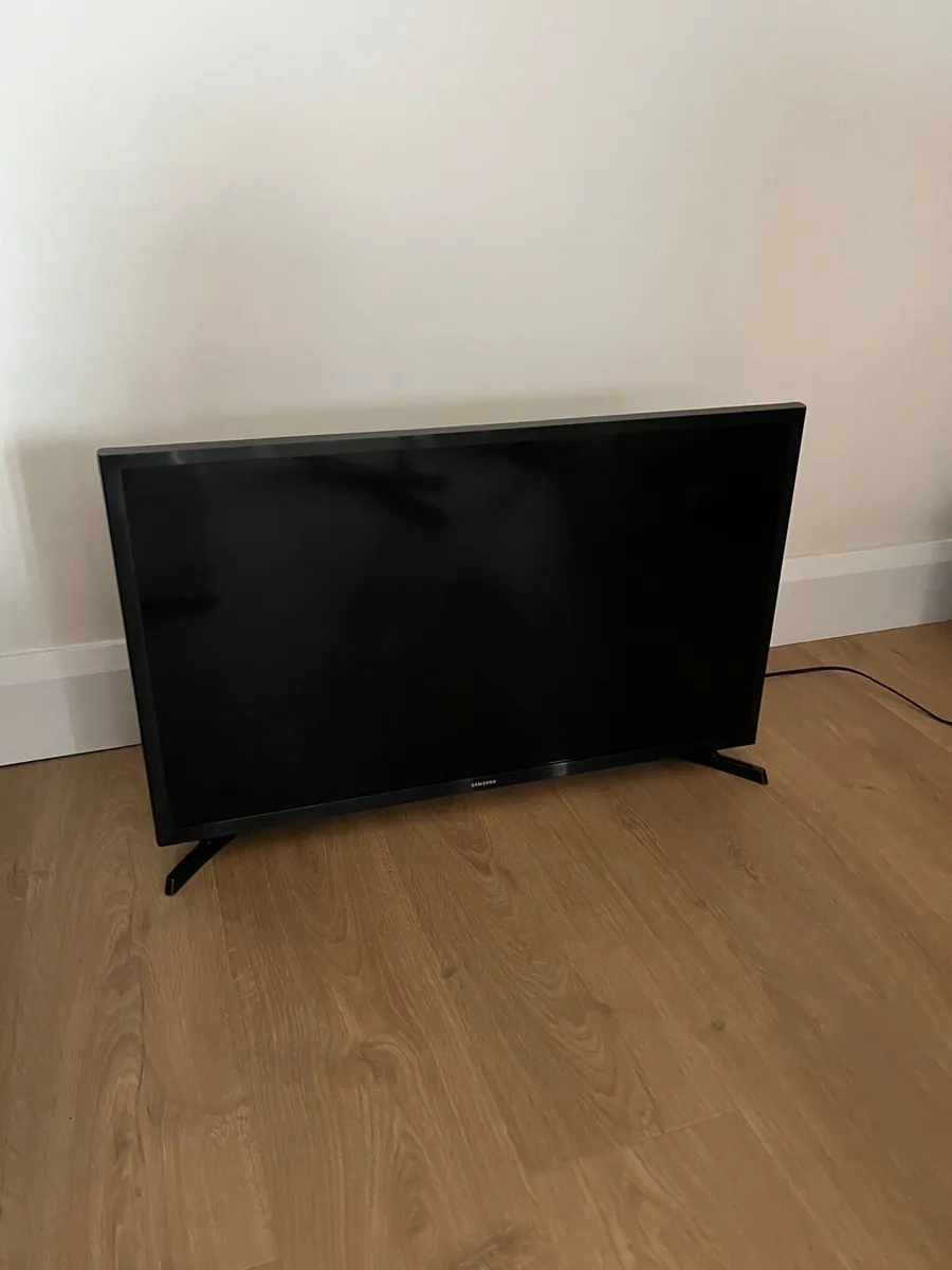 Samsung 32" HD HDR LED Smart TV - Image 1