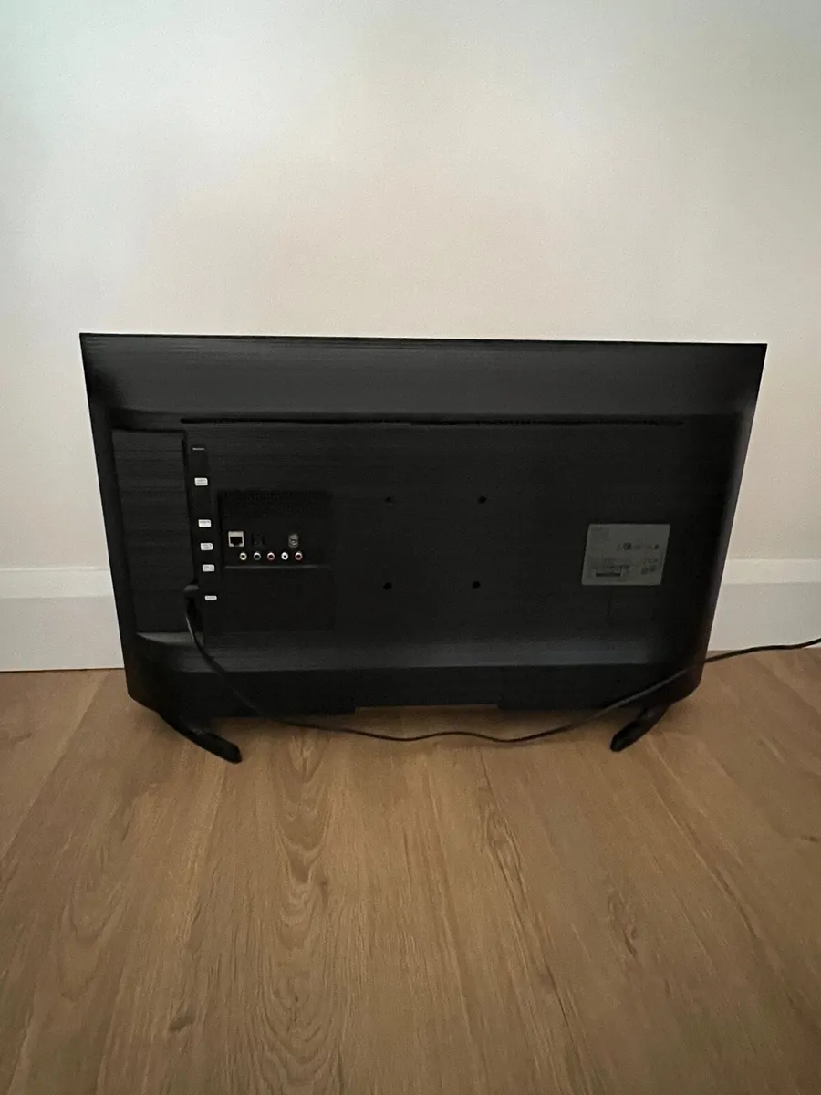 Samsung 32" HD HDR LED Smart TV - Image 2