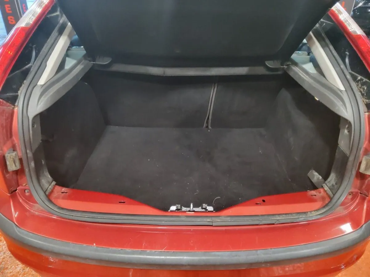 Ford Focus 1.4i Style - Image 3