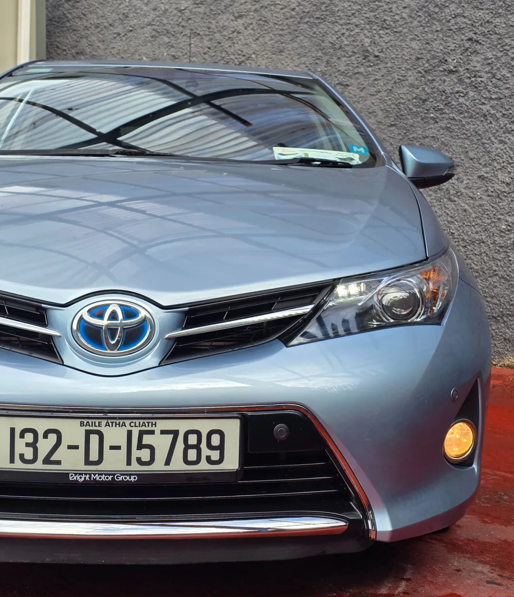2013 Toyota Auris 1.8 auto hybrid full option - Image 2