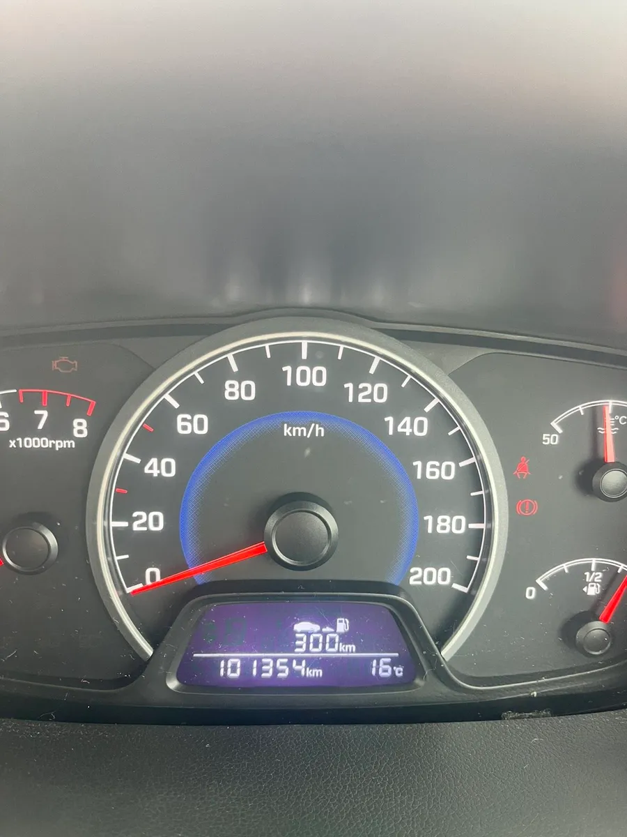 2017 HYUNDAI I10 Deluxe Plus - Image 2