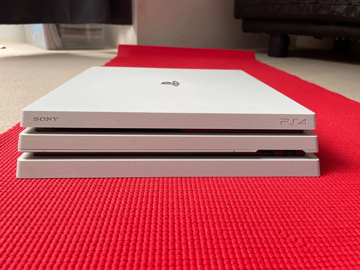 PS4 PRO (WHITE) - Image 3