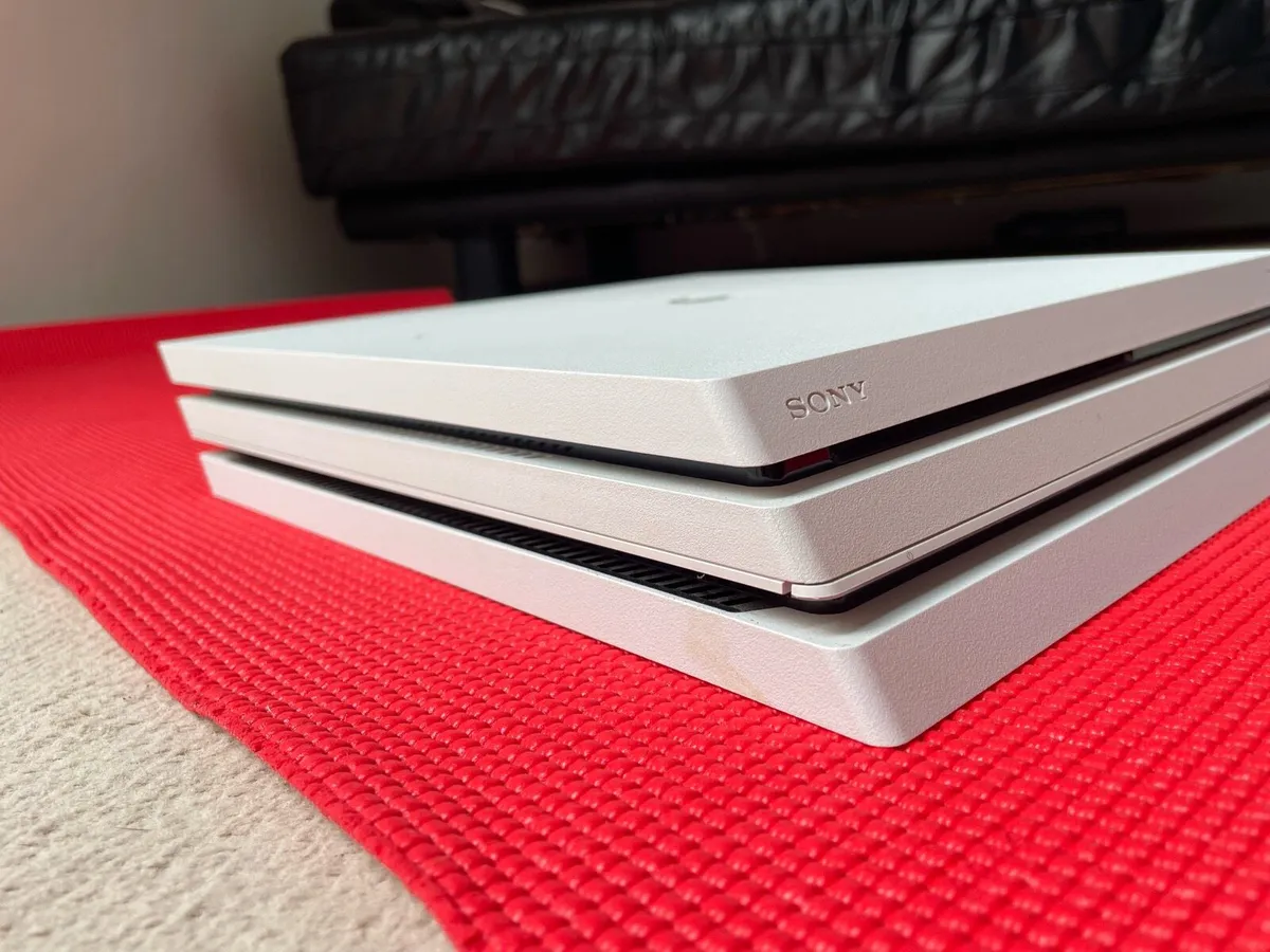PS4 PRO (WHITE) - Image 4