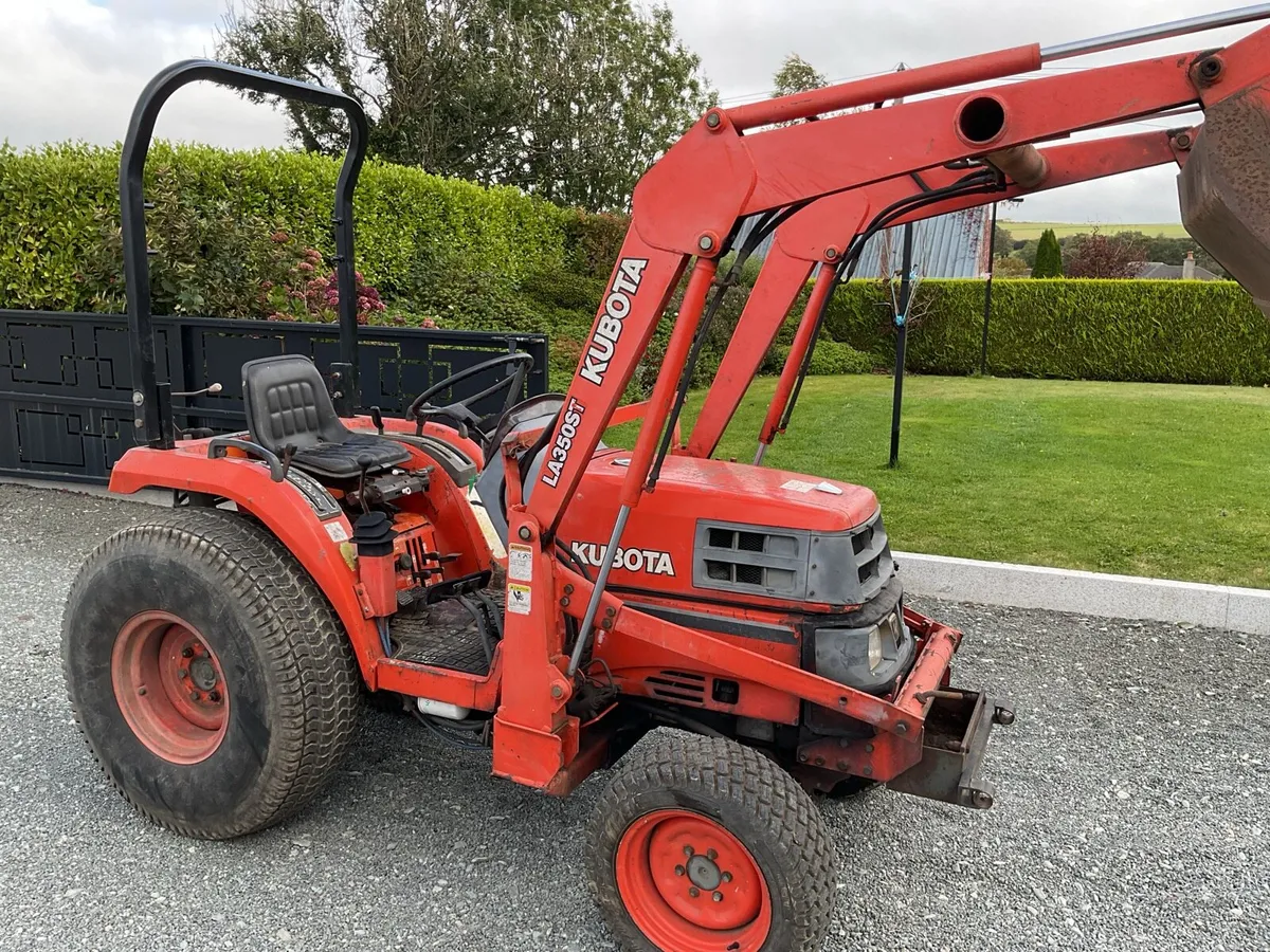 Kubota ST 30 Compact Tractor - Image 2