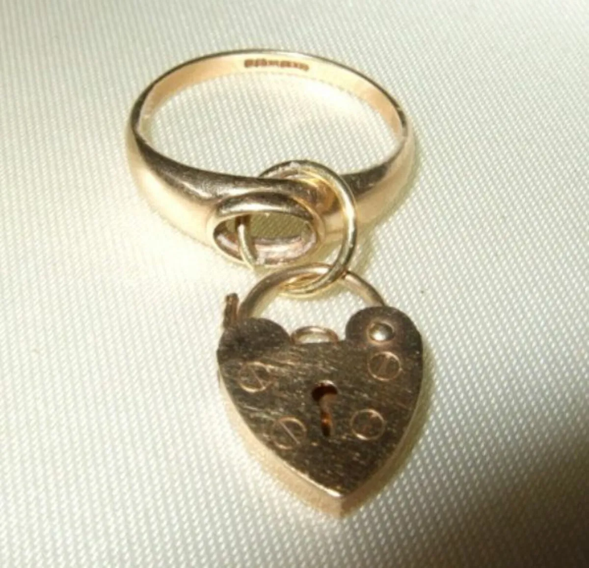 Vintage 9ct Padlock Gold Charm Ring - Image 2