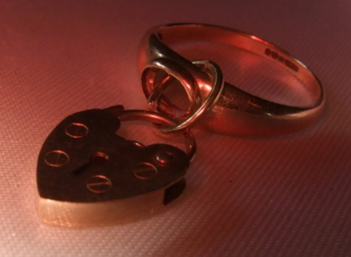 Vintage 9ct Padlock Gold Charm Ring - Image 4