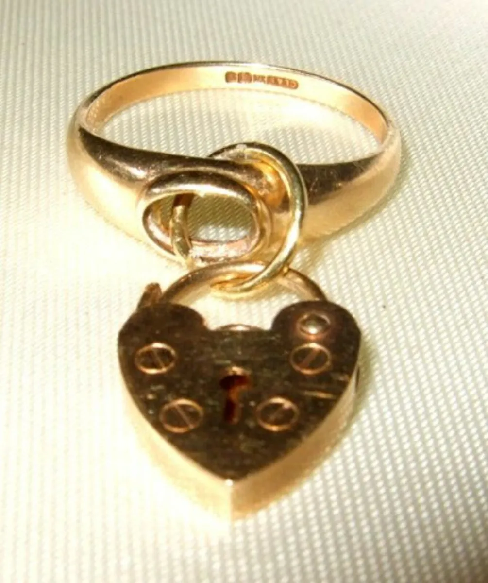 Vintage 9ct Padlock Gold Charm Ring - Image 1