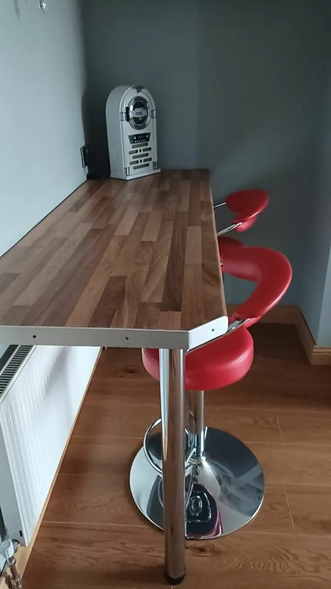 Bar counter and 2 stools - Image 1