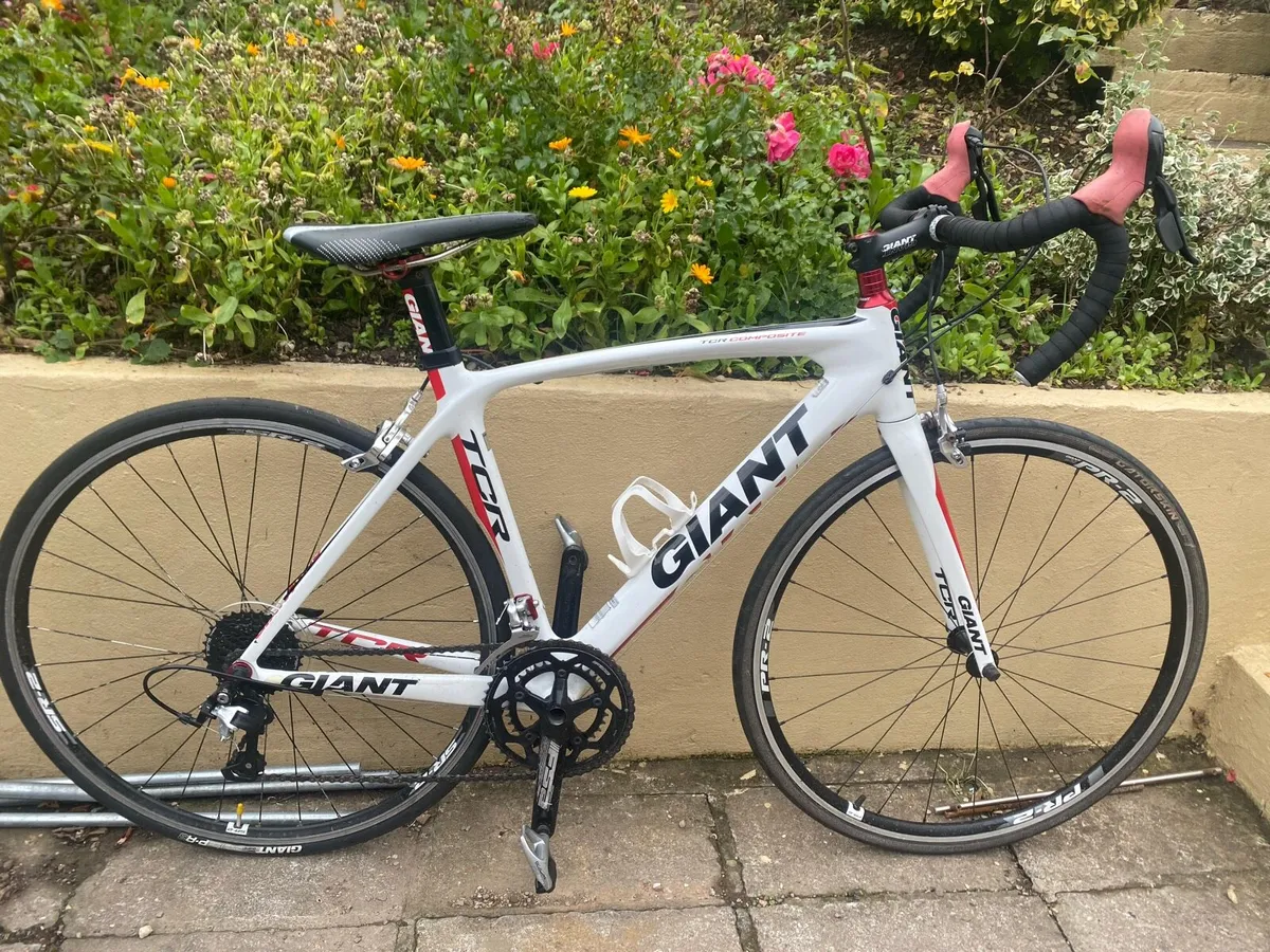 GIANT TCR FULL CARBON BIKE - Image 1