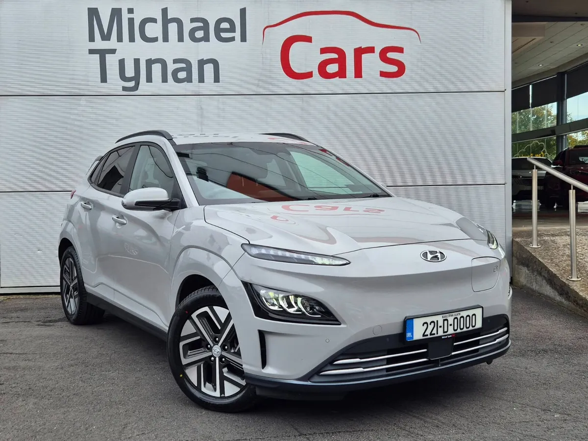 2022 Hyundai Kona Premium 64kwh, Camera, CarPlay - Image 1