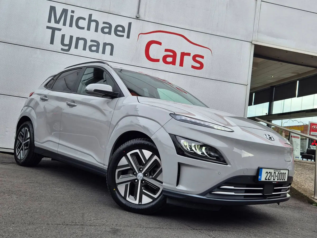 2022 Hyundai Kona Premium 64kwh, Camera, CarPlay - Image 2