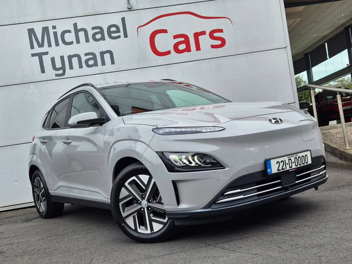 2022 Hyundai Kona Premium 64kwh, Camera, CarPlay - Image 4