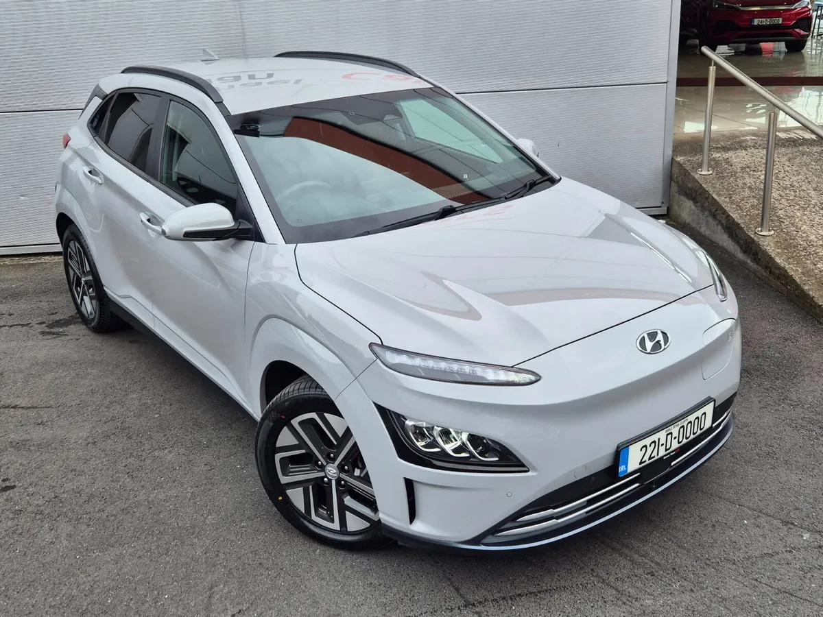 2022 Hyundai Kona Premium 64kwh, Camera, CarPlay - Image 3