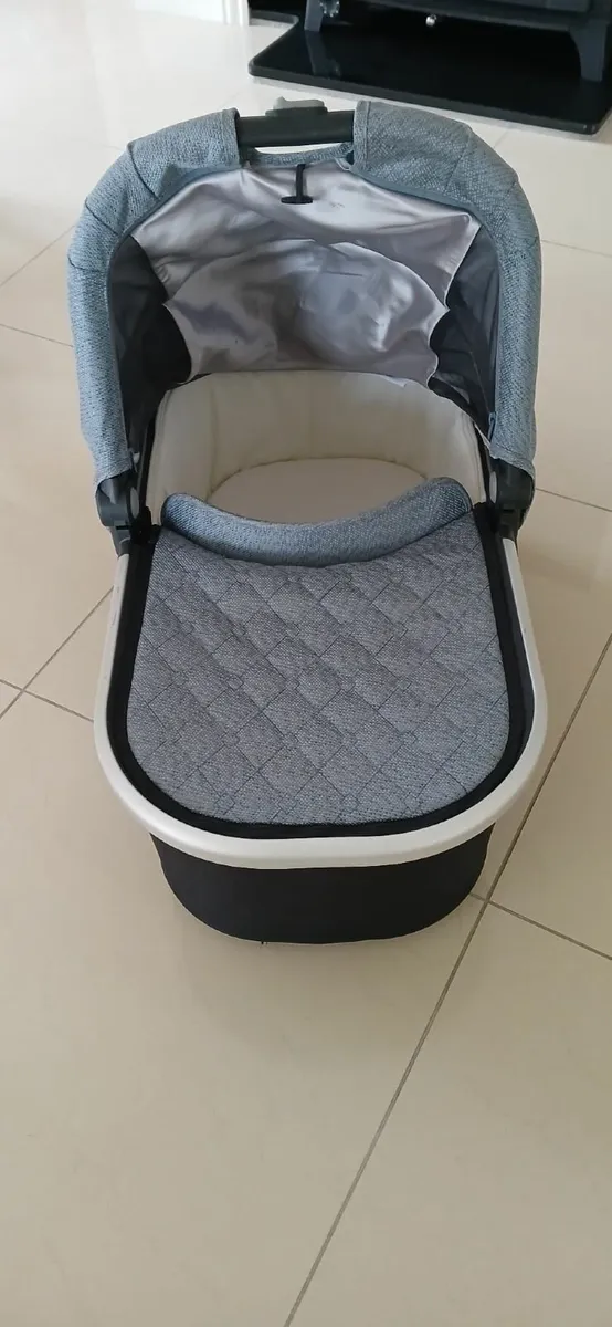 Uppababy vista and car seats - Image 4