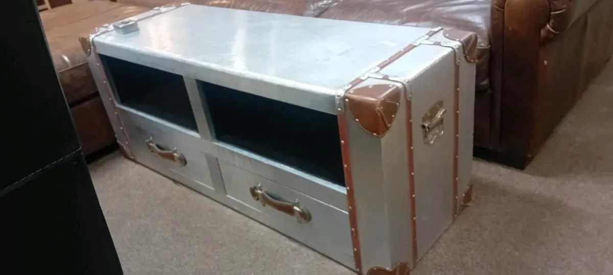 Aluminium Aviation Style Media Unit