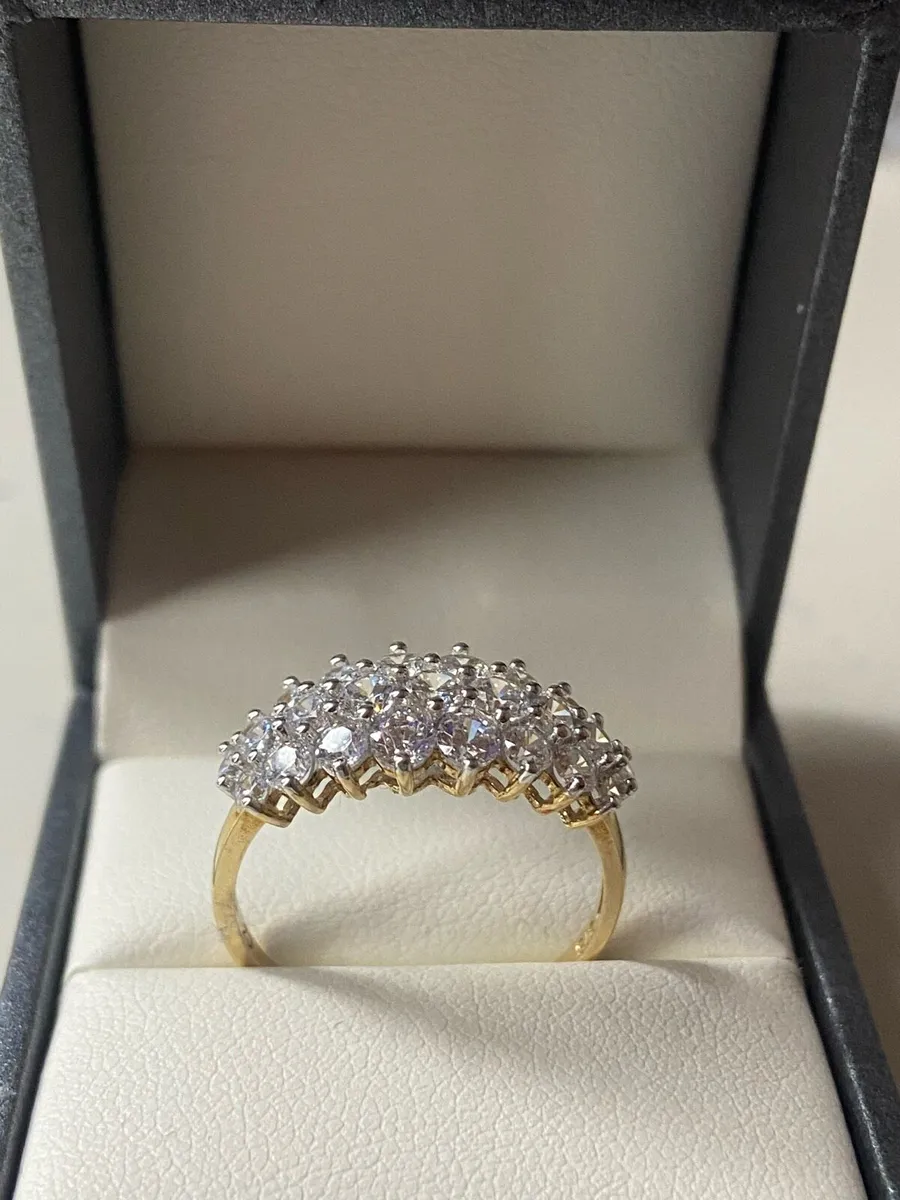 9ct gold ring with CZ cluster stones. Size R - Image 1