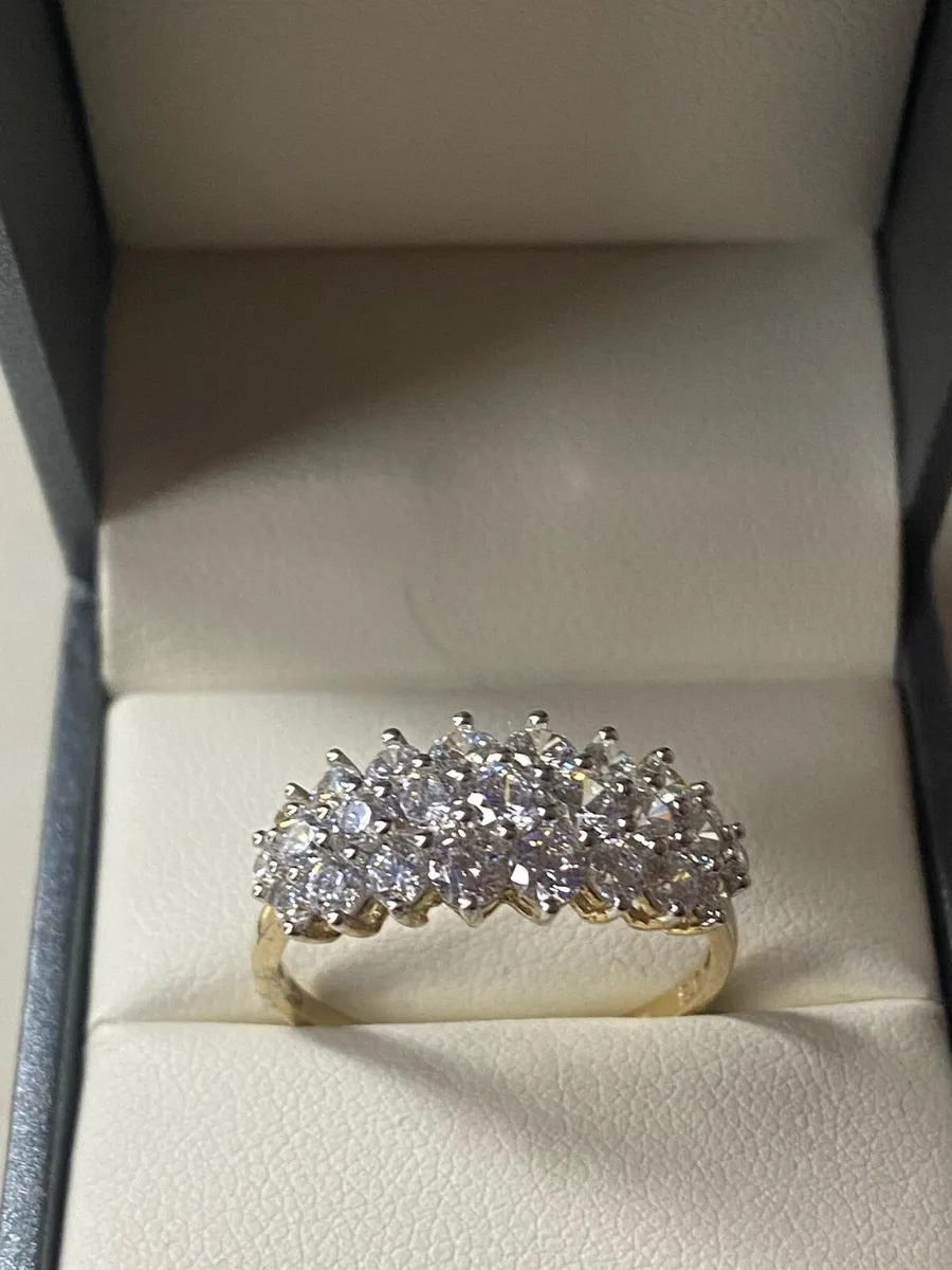 9ct gold ring with CZ cluster stones. Size R - Image 2