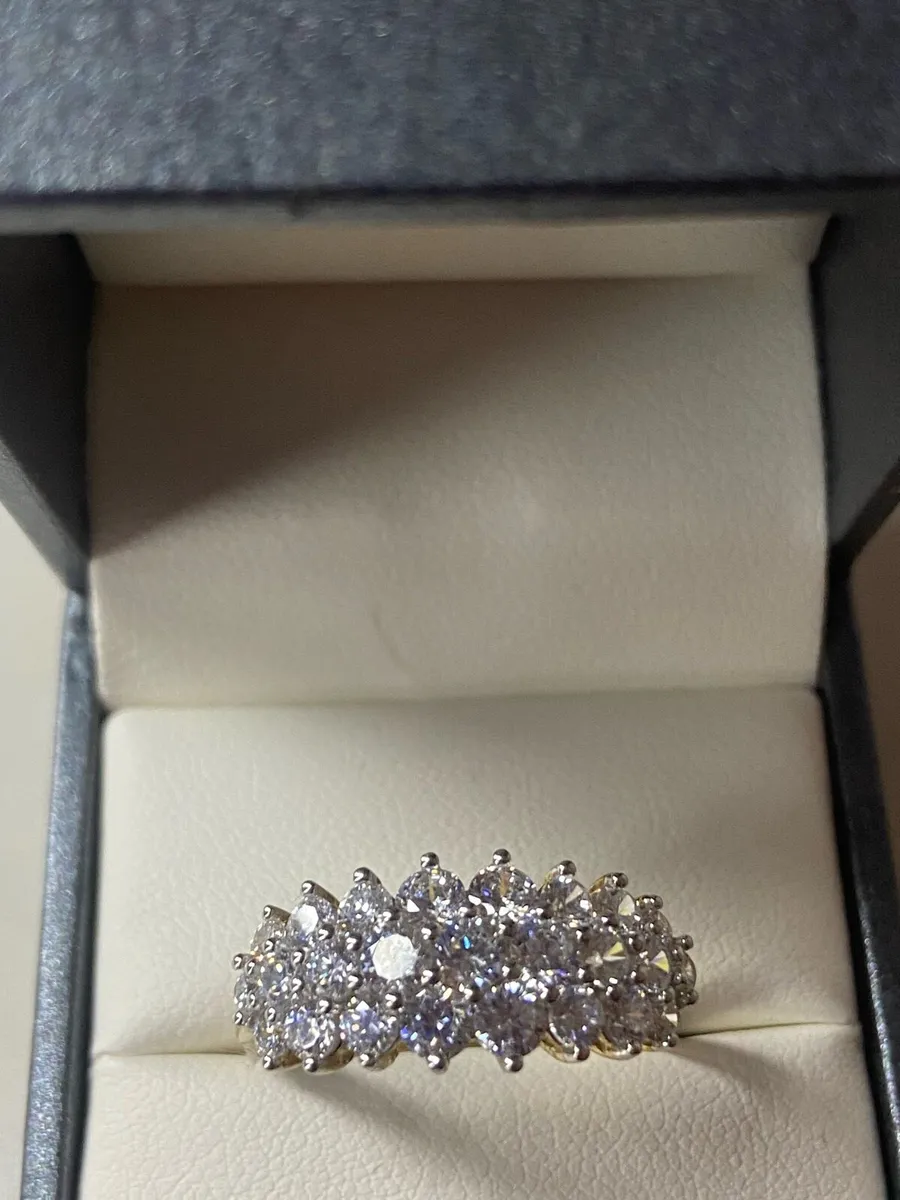 9ct gold ring with CZ cluster stones. Size R - Image 3
