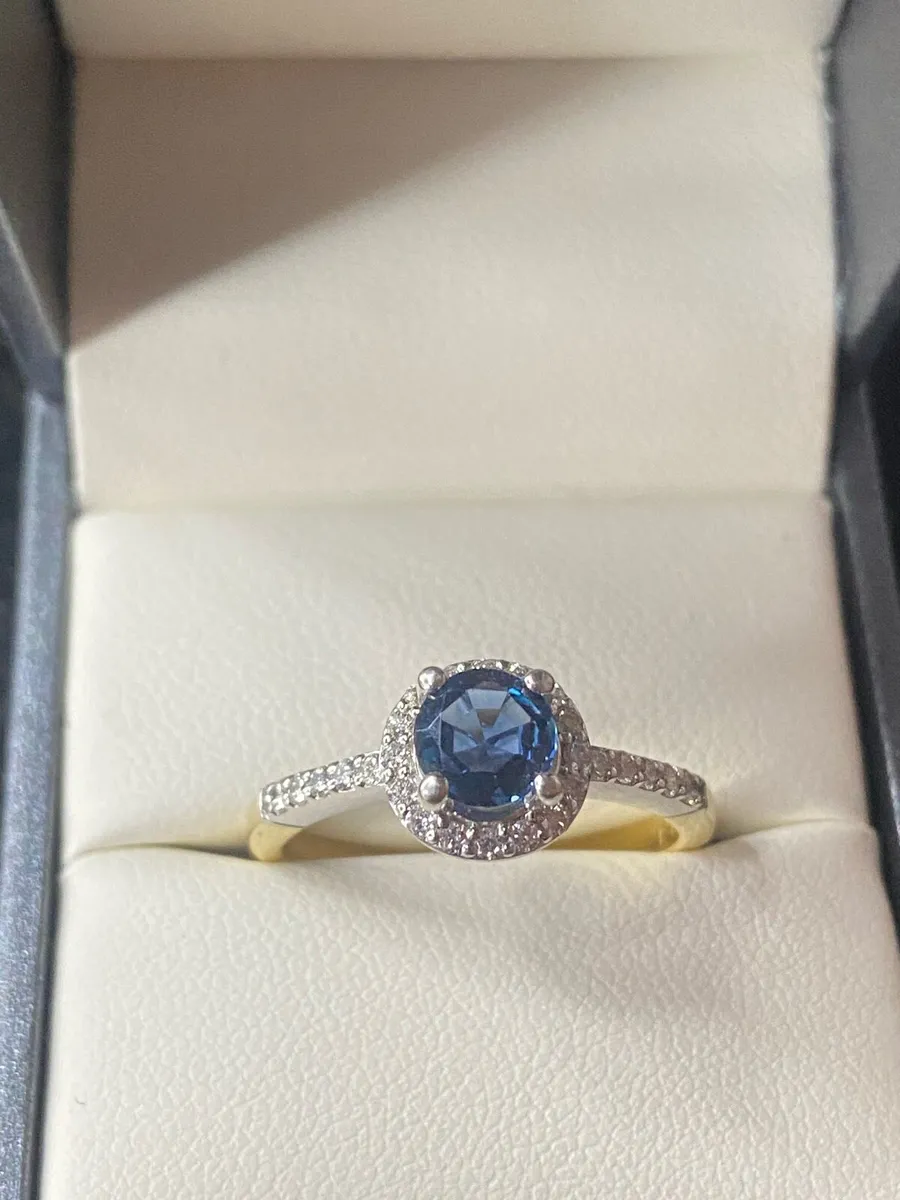 18ct gold ring blue spinel and diamonds - Image 1