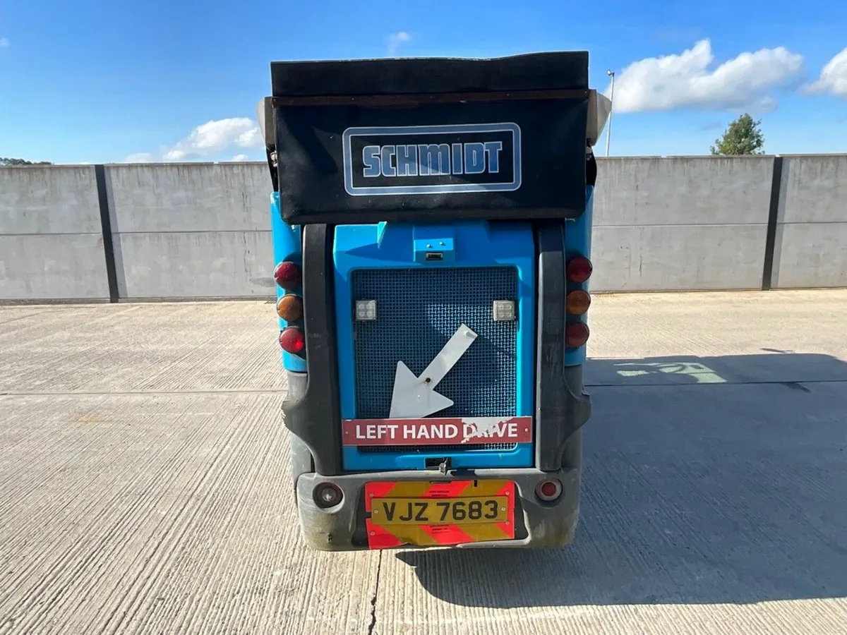 SCHMIDT COMPACT 200 4250KGS ROAD SWEEPER - Image 3