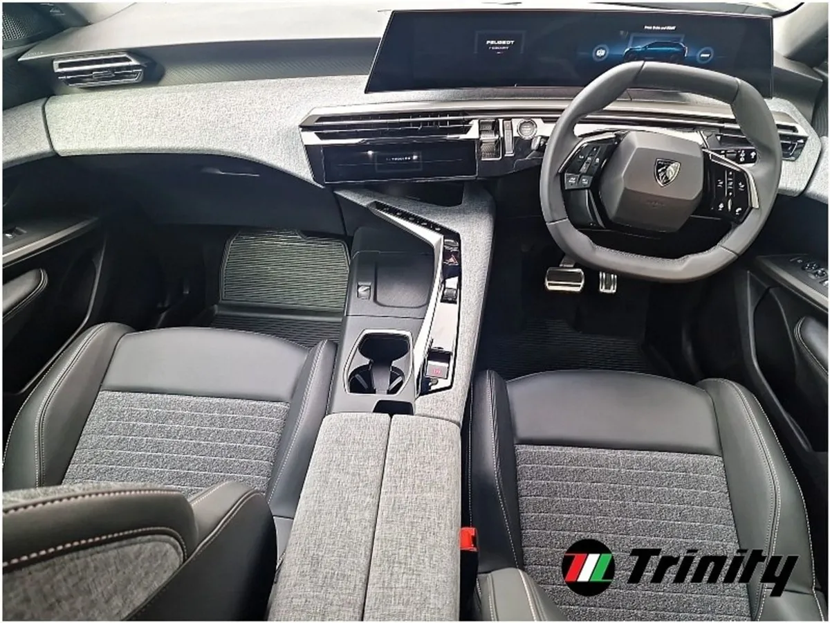 Peugeot 5008 BEV 73kwh 210HP Allure Trinity Motors - Image 2