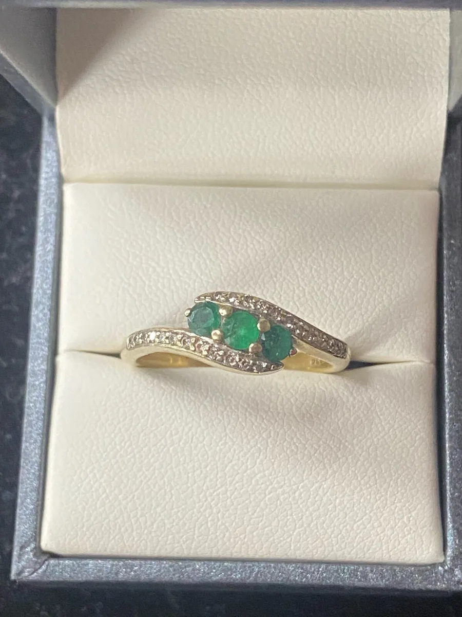 9ct gold ring with emerald and diamonds size O - Image 1