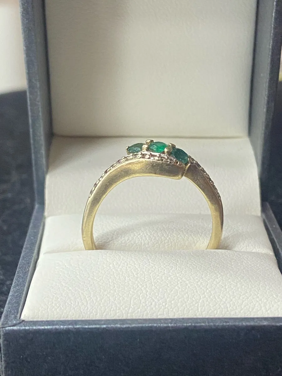 9ct gold ring with emerald and diamonds size O - Image 2