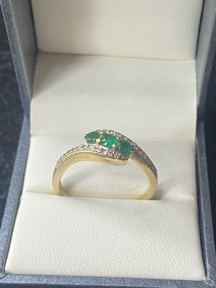 9ct gold ring with emerald and diamonds size O - Image 3