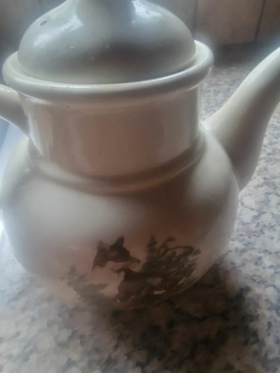 Pottery. - Image 1