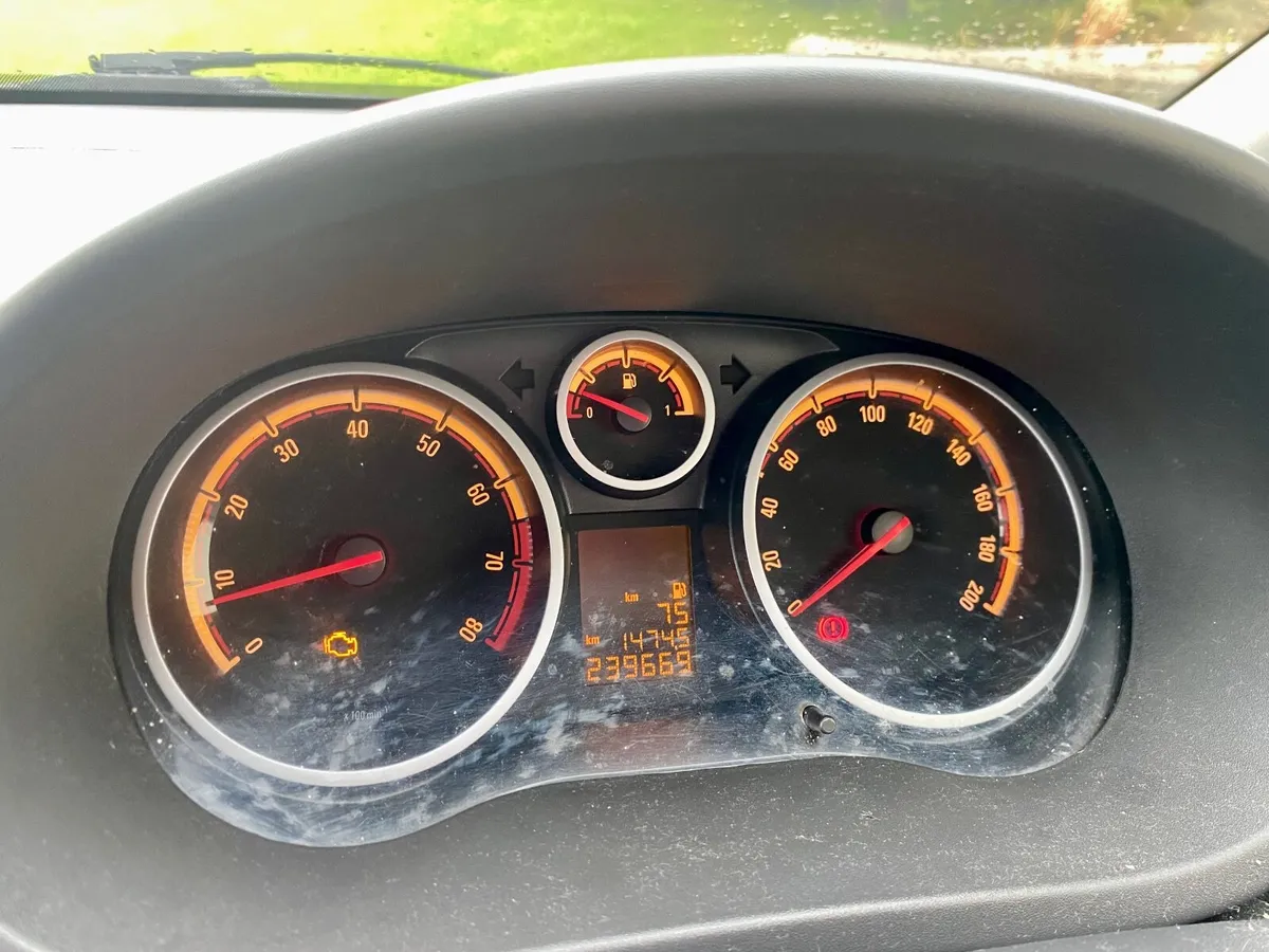 Opel Corsa 2011 - Image 2
