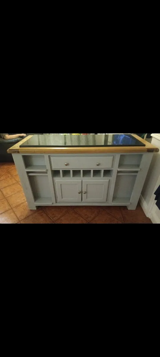 Kitchen island - Image 1