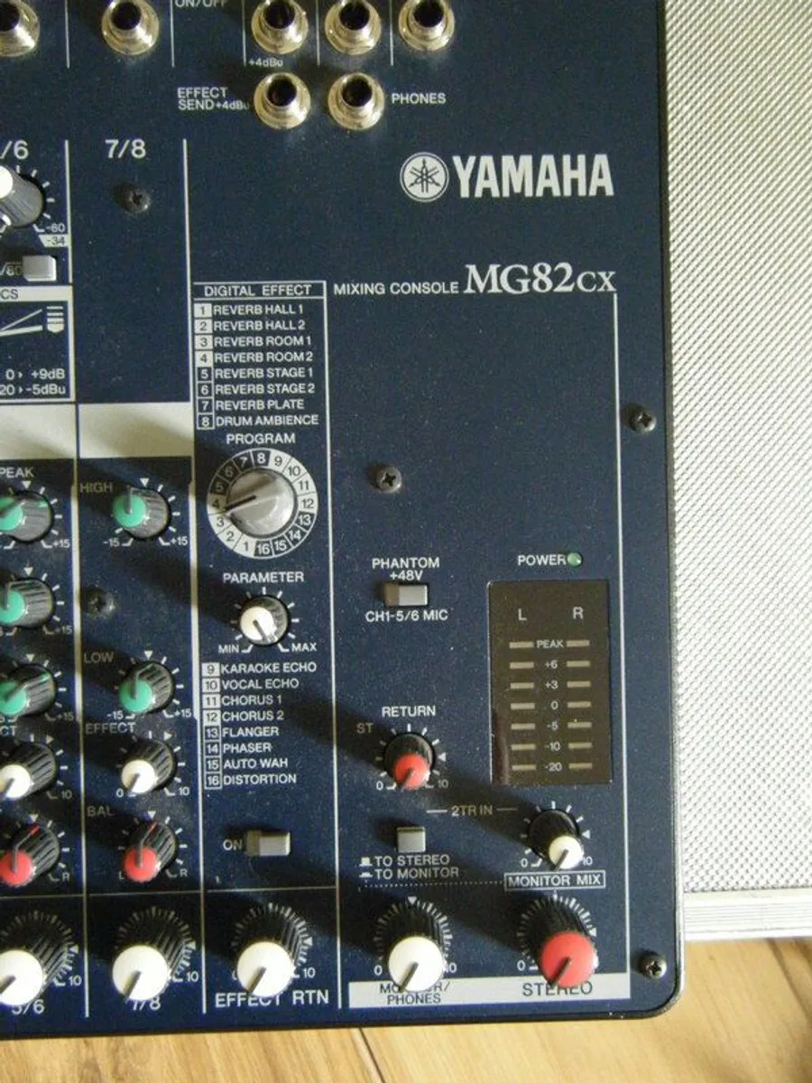 Yamaha MG8/2 CX mixer with case - Image 3