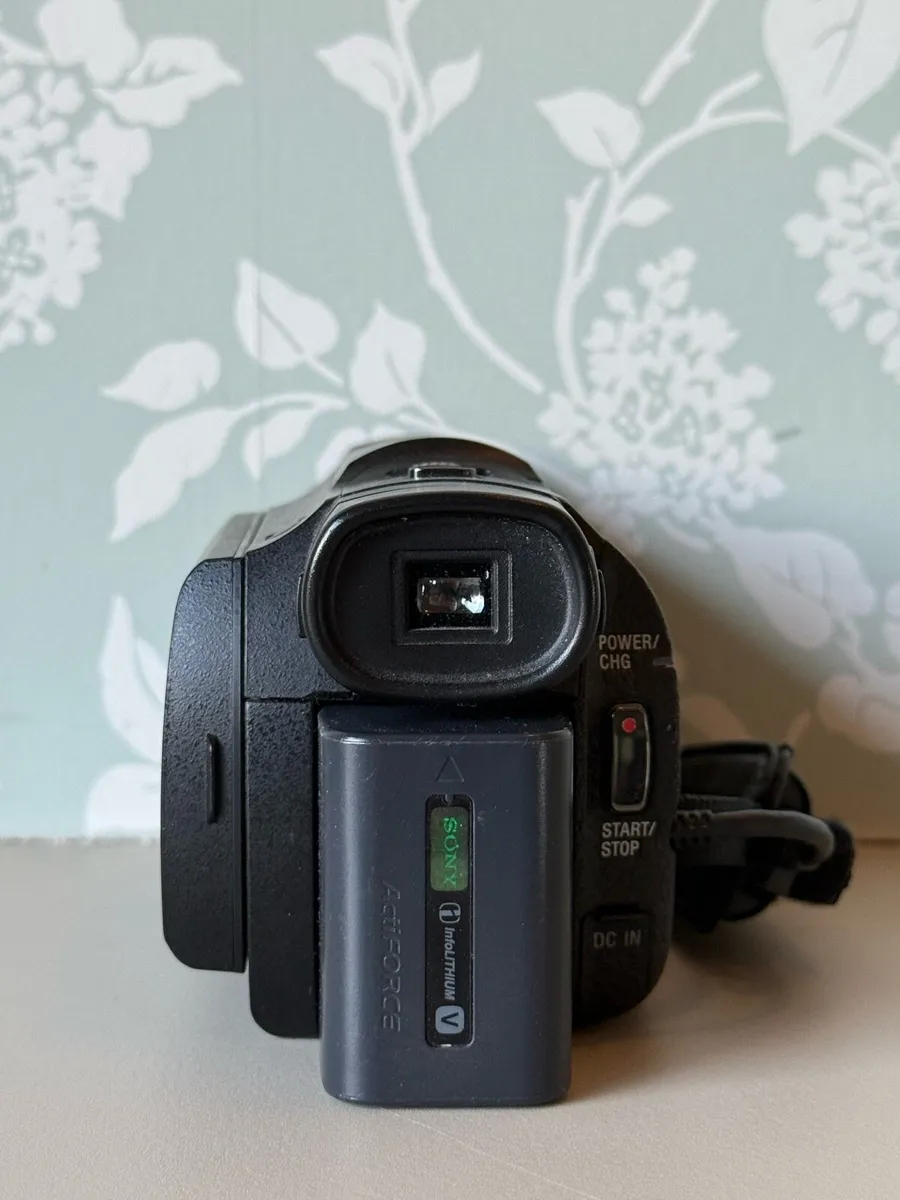 Sony 4K Handycam FDR AX33 - Image 3