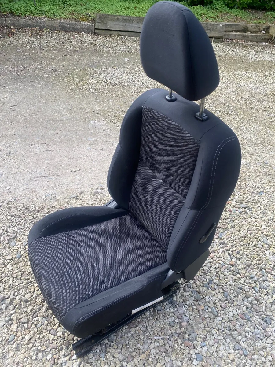 2015 Nissan Qashqai Drivers Seat - Image 1