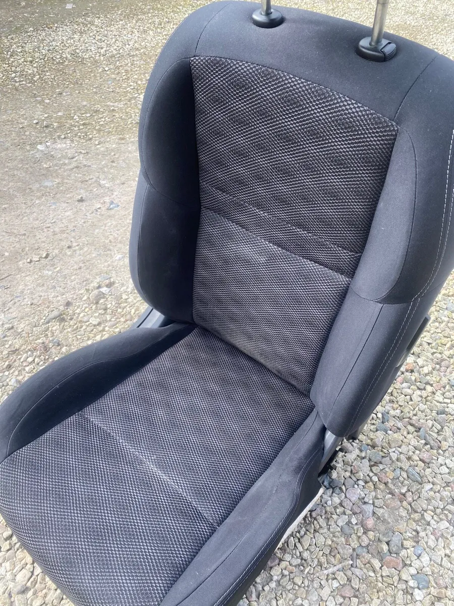 2015 Nissan Qashqai Drivers Seat - Image 2
